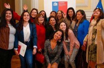 Ministra Plá lanza escuelas para capacitar a mujeres en política