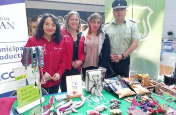 Seremi Bárbara Hennig acompaña a mujeres privadas de libertad que presentan sus productos en Mall Arauco