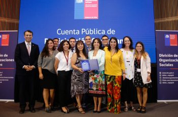 Ministerio de la Mujer y Equidad de Género recibe premio “Compromiso Participación Ciudadana”
