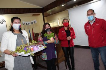 Autoridades regionales de Los Ríos encabezadas por el Intendente, compartieron con mujeres Jefas de Hogar de Valdivia en el marco del “Día de la Madre”
