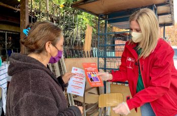 Ministra de la Mujer entrega canastas de alimentos e información sobre canales de ayuda para mujeres en Pudahuel