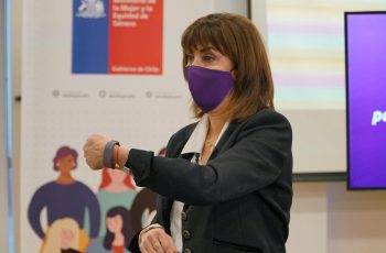 MinMujer y SernamEG lanzan pulseras de emergencia para mujeres víctimas de violencia