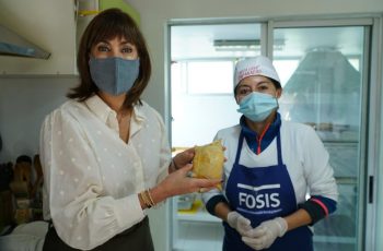 Ministra Zalaquett visita a emprendedora que se reinventó vendiendo empanadas caseras