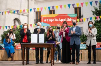 En el Día de la Madre, Presidente Piñera promulga ley que permite cambiar orden de apellidos de las personas