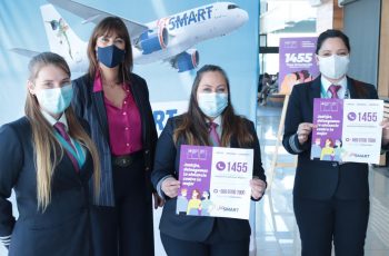 JetSMART se une a campaña de violencia contra la mujer e instala autoadhesivos con fono de emergencia en sus aviones