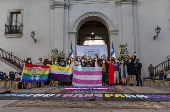 La bandera trans fue izada por primera vez en la Plaza de la Constitución, en conmemoración del Día Internacional de la Visibilidad de esta comunidad
