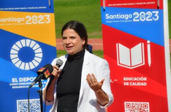 Ministra Orellana junto a campeona nacional de atletismo Martina Weil compartieron clínica deportiva con estudiantes del Colegio Municipal Santa María de Las Condes