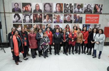 Ministerio de la Mujer y Metro de Santiago inauguran la exposición fotográfica “50 años, 50 mujeres” en estación Plaza de Armas