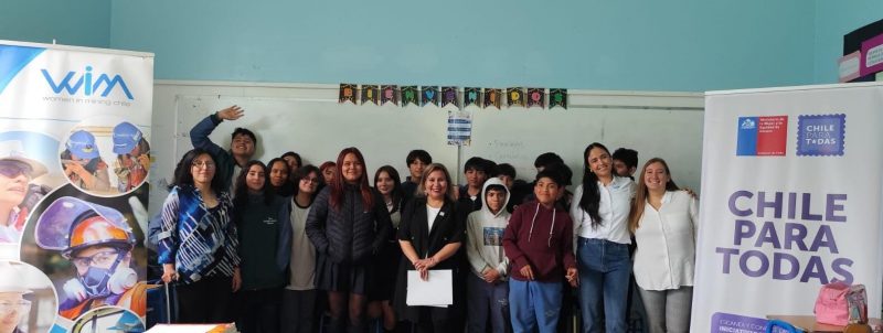 Seremi de la Mujer de Tarapacá junto a Women In Mining Chile conmemoran Día Internacional de la Mujer en la Minería con estudiantes del liceo Gabriela Mistral