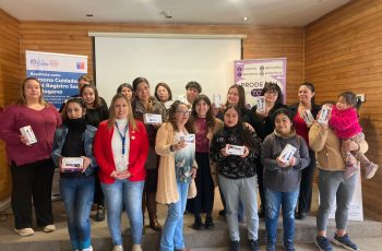 Se entregan 60 equipos celulares y alfabetización digital a mujeres cuidadoras de O´Higgins