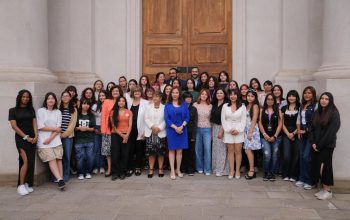 Gobierno reconoce a futuras estudiantes de carreras de Ciencias, Tecnología, Ingeniería y Matemáticas