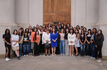 Gobierno reconoce a futuras estudiantes de carreras de Ciencias, Tecnología, Ingeniería y Matemáticas