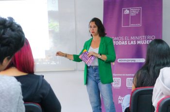 Seremi de la Mujer de Antofagasta enfrenta la violencia de género en charla para estudiantes de Periodismo UCN