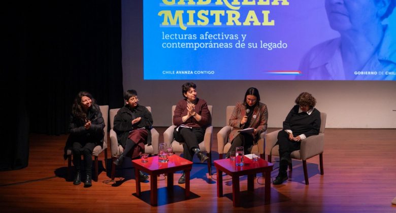 Investigadoras, poetas y escritoras participaron en conversatorio organizado por los 80 años del Nobel de Gabriela Mistral